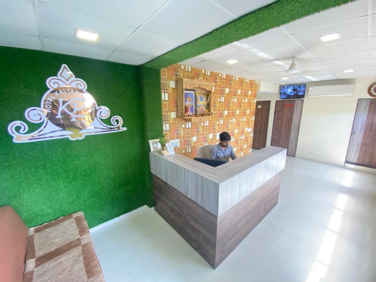 Hotel Kalyan Palace Watuwa エクステリア 写真