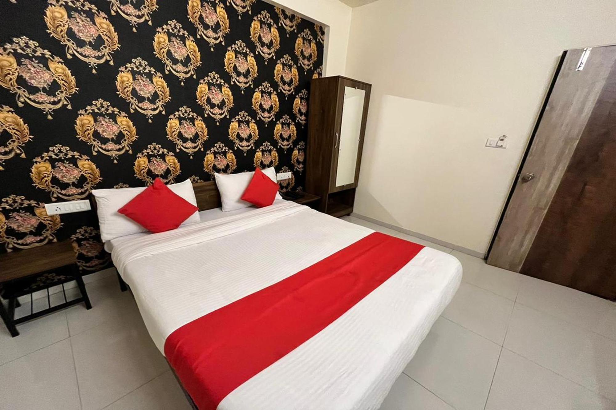 Hotel Kalyan Palace Watuwa エクステリア 写真