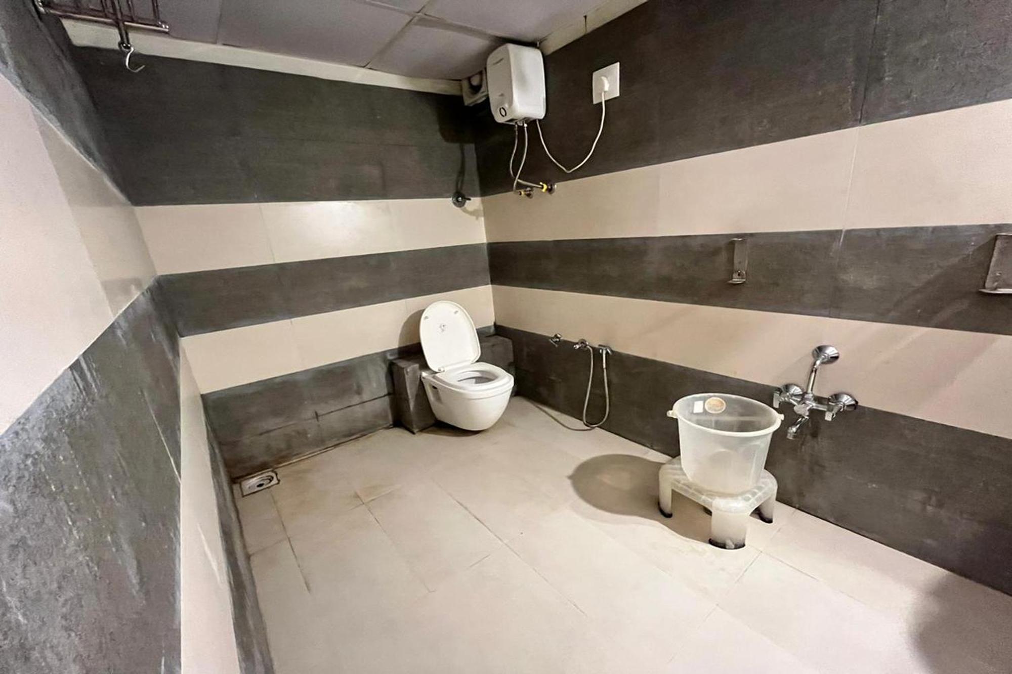Hotel Kalyan Palace Watuwa エクステリア 写真