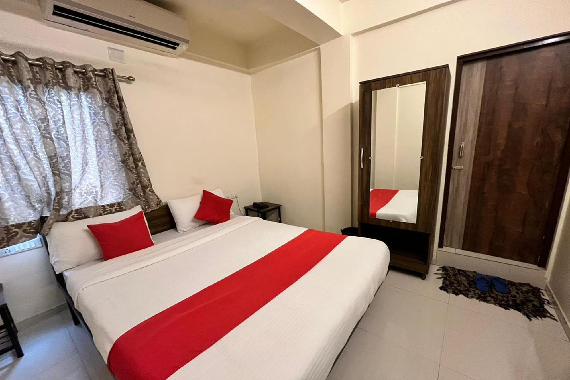 Hotel Kalyan Palace Watuwa エクステリア 写真