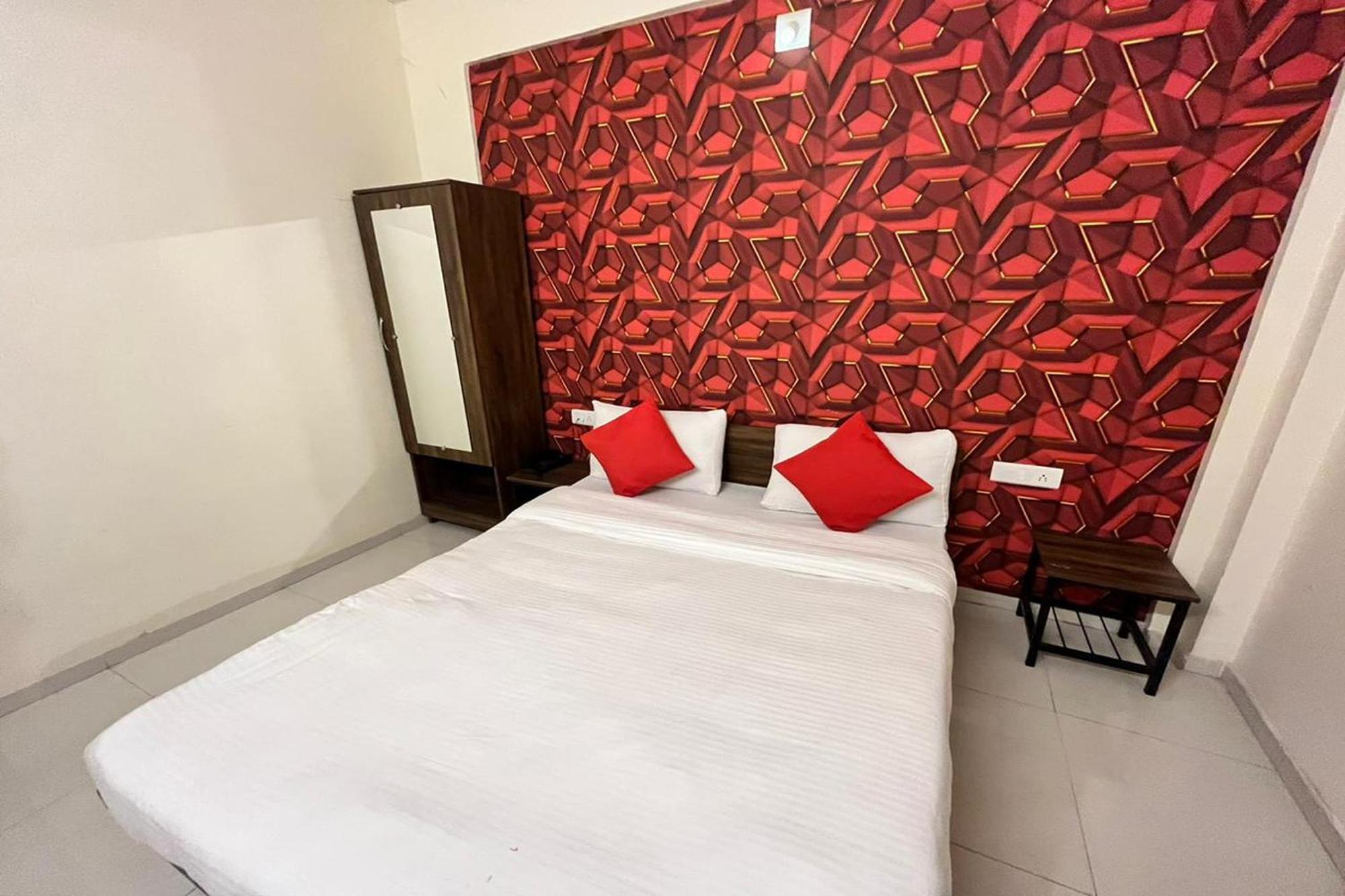 Hotel Kalyan Palace Watuwa エクステリア 写真