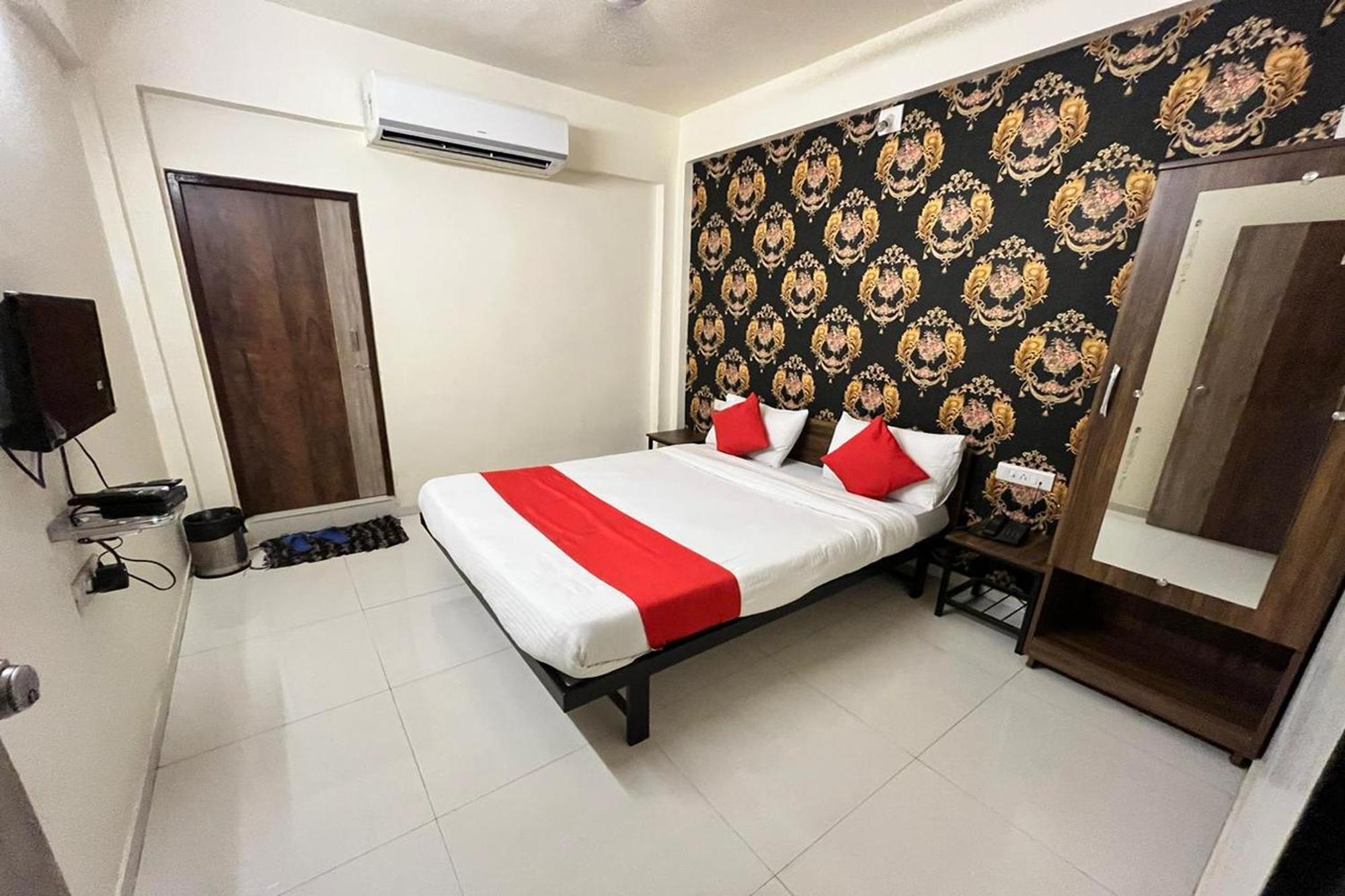 Hotel Kalyan Palace Watuwa エクステリア 写真