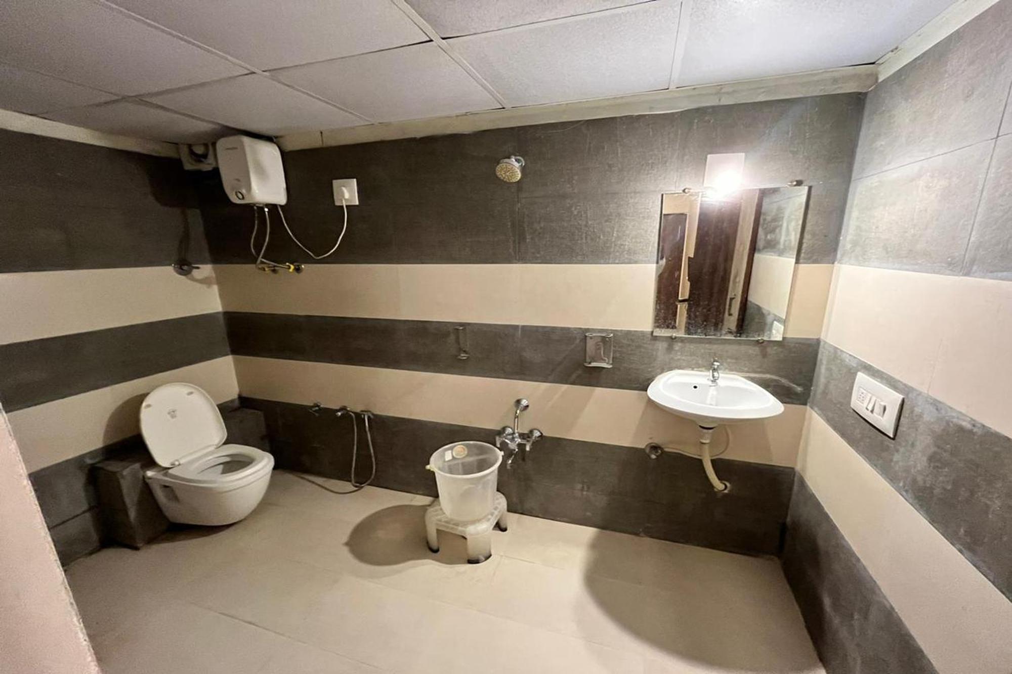 Hotel Kalyan Palace Watuwa エクステリア 写真