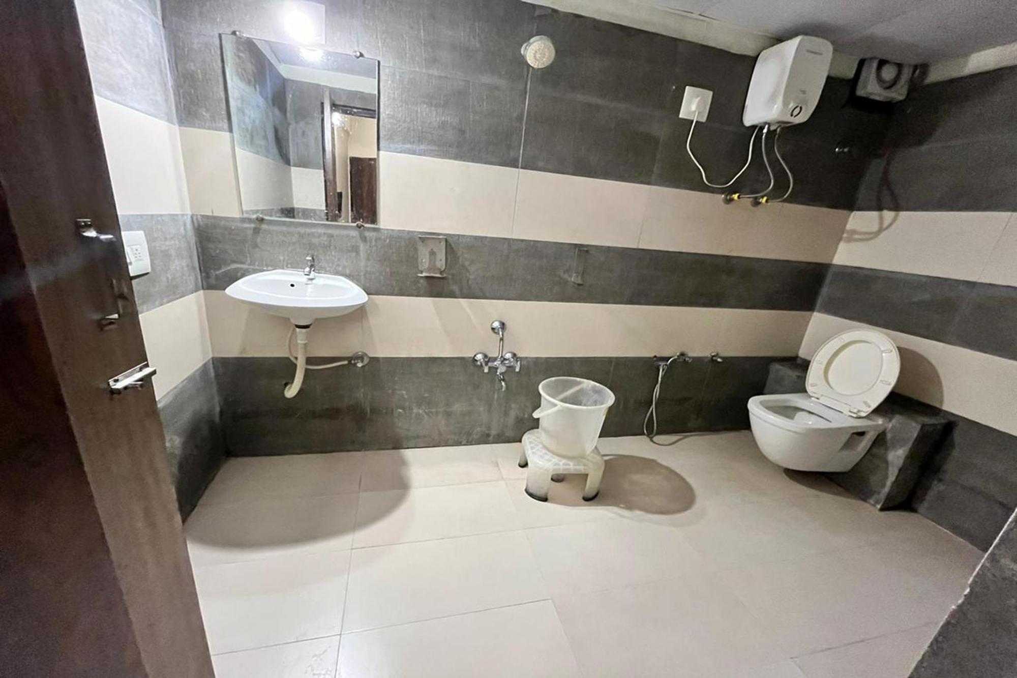 Hotel Kalyan Palace Watuwa エクステリア 写真