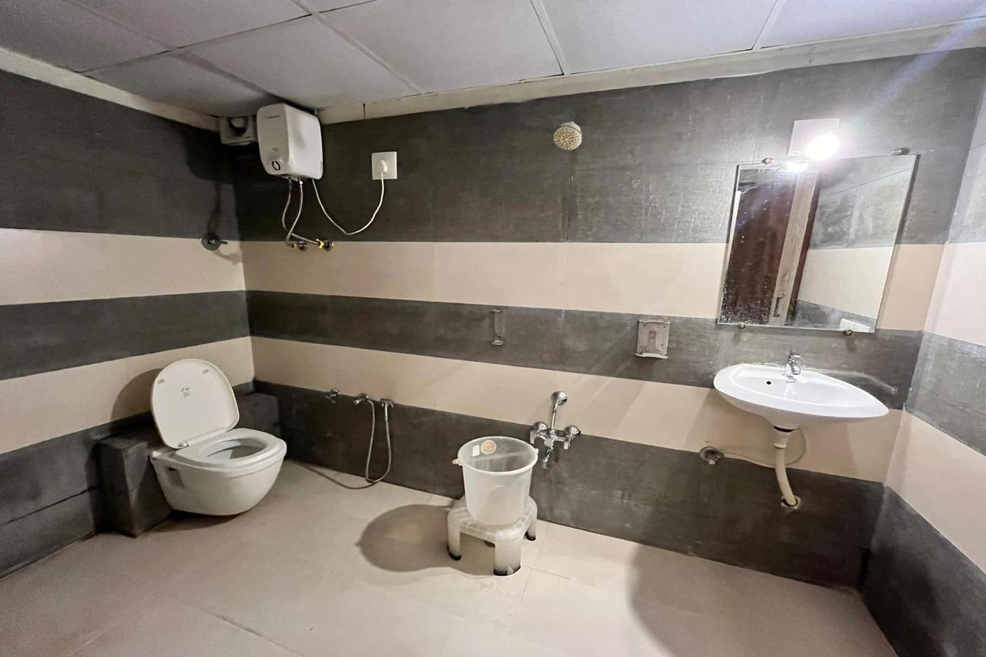 Hotel Kalyan Palace Watuwa エクステリア 写真