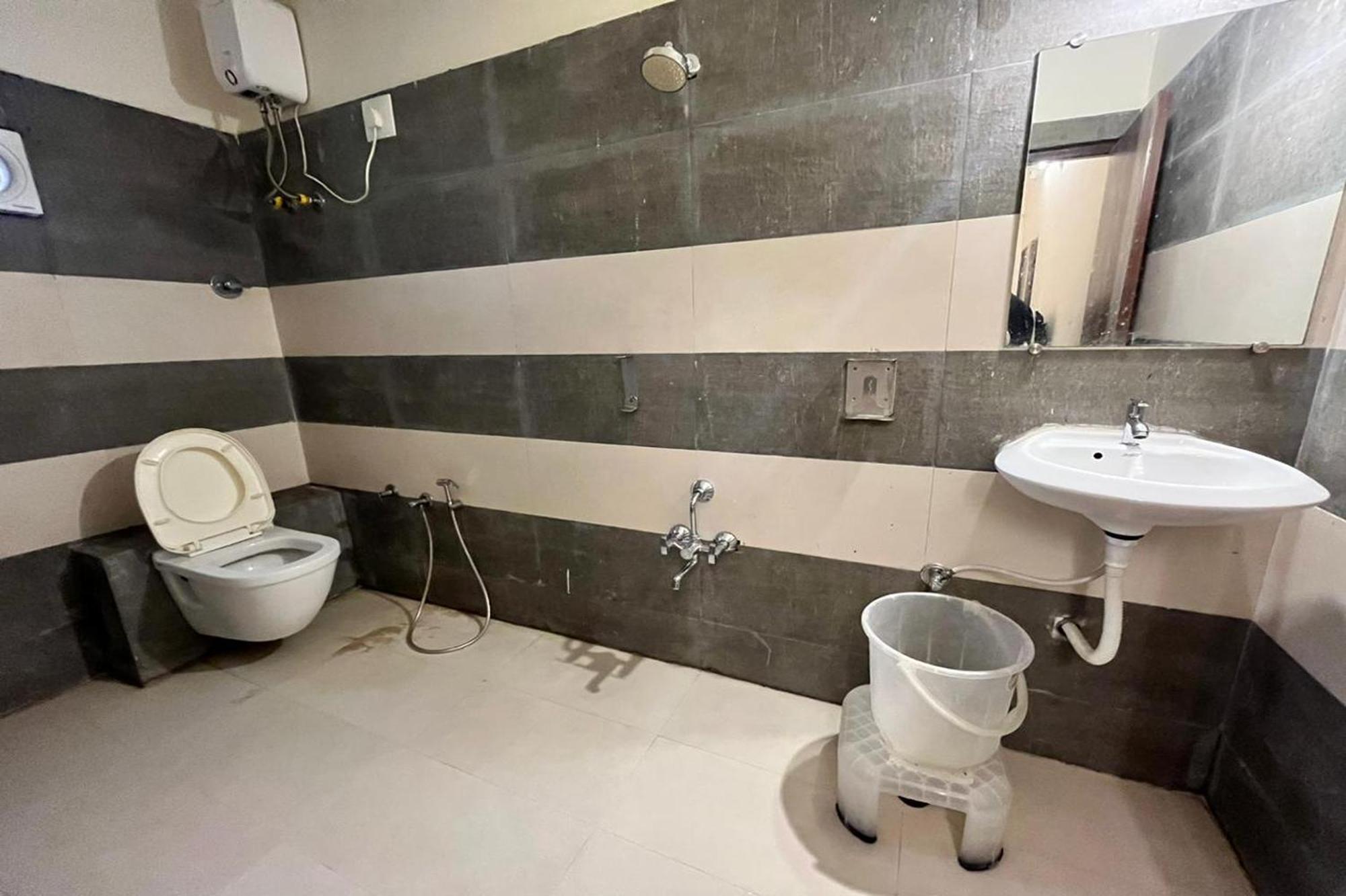 Hotel Kalyan Palace Watuwa エクステリア 写真