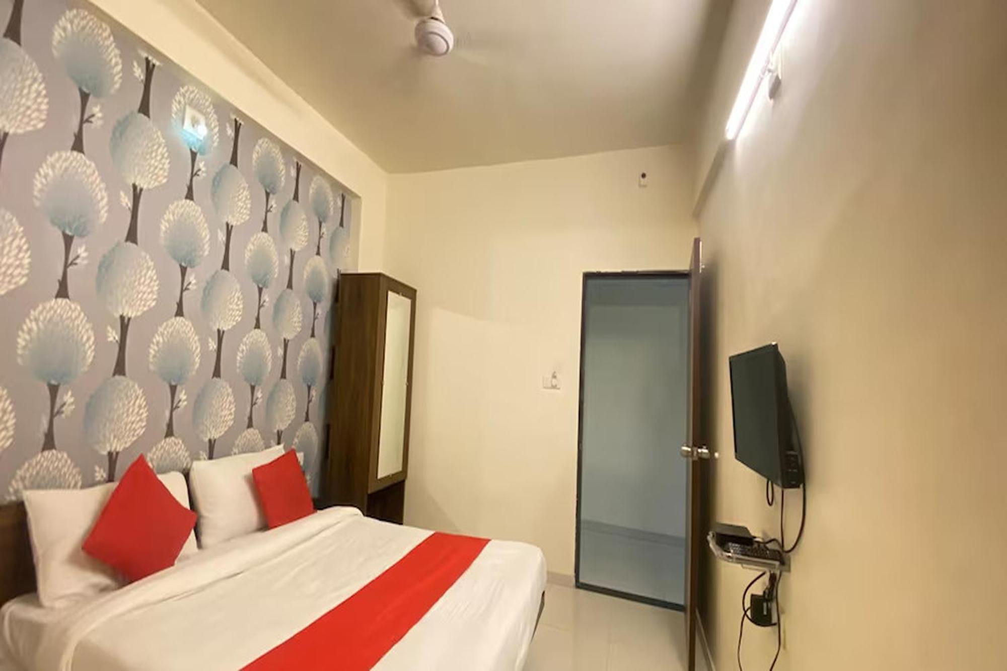 Hotel Kalyan Palace Watuwa エクステリア 写真