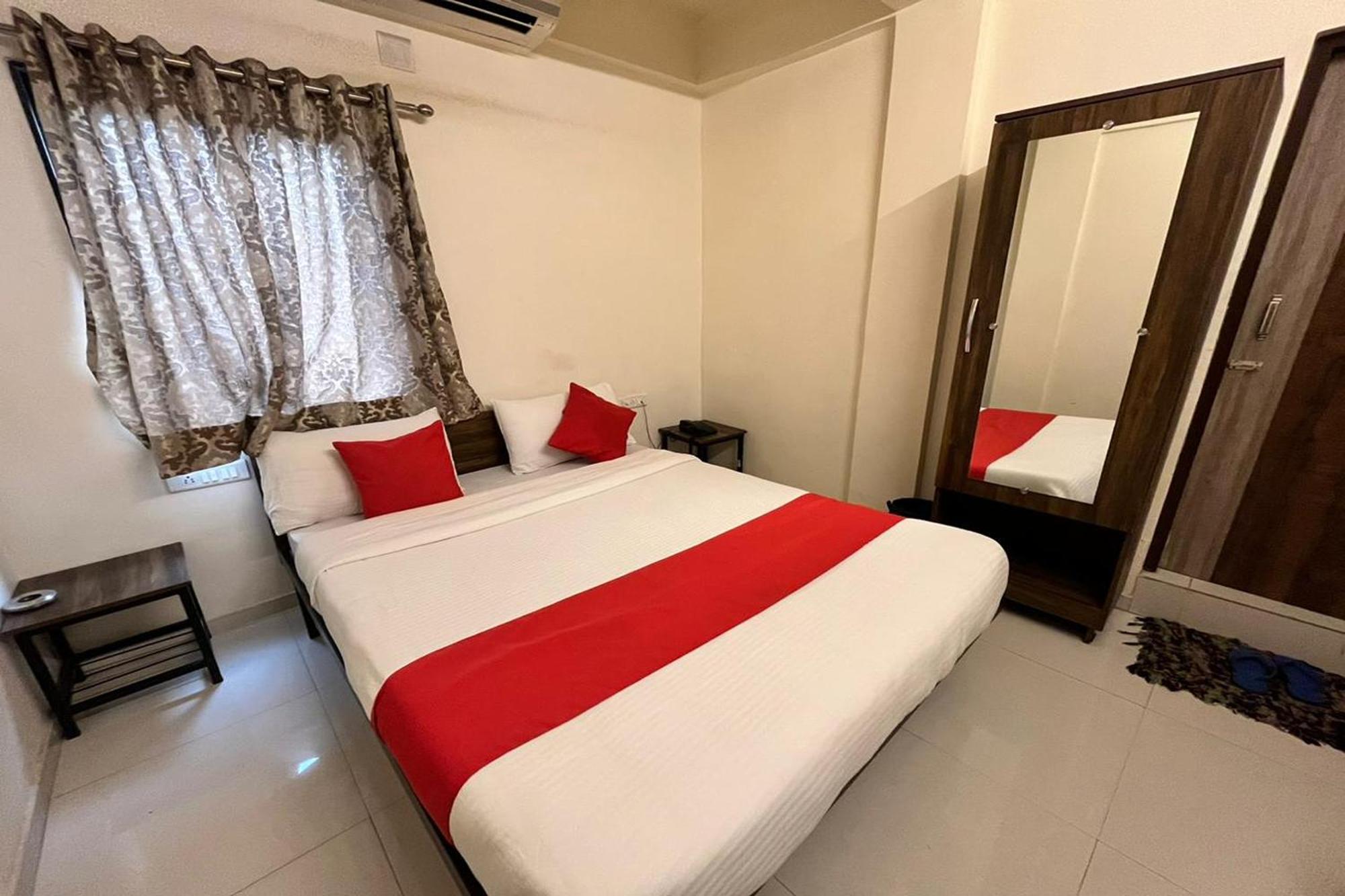 Hotel Kalyan Palace Watuwa エクステリア 写真