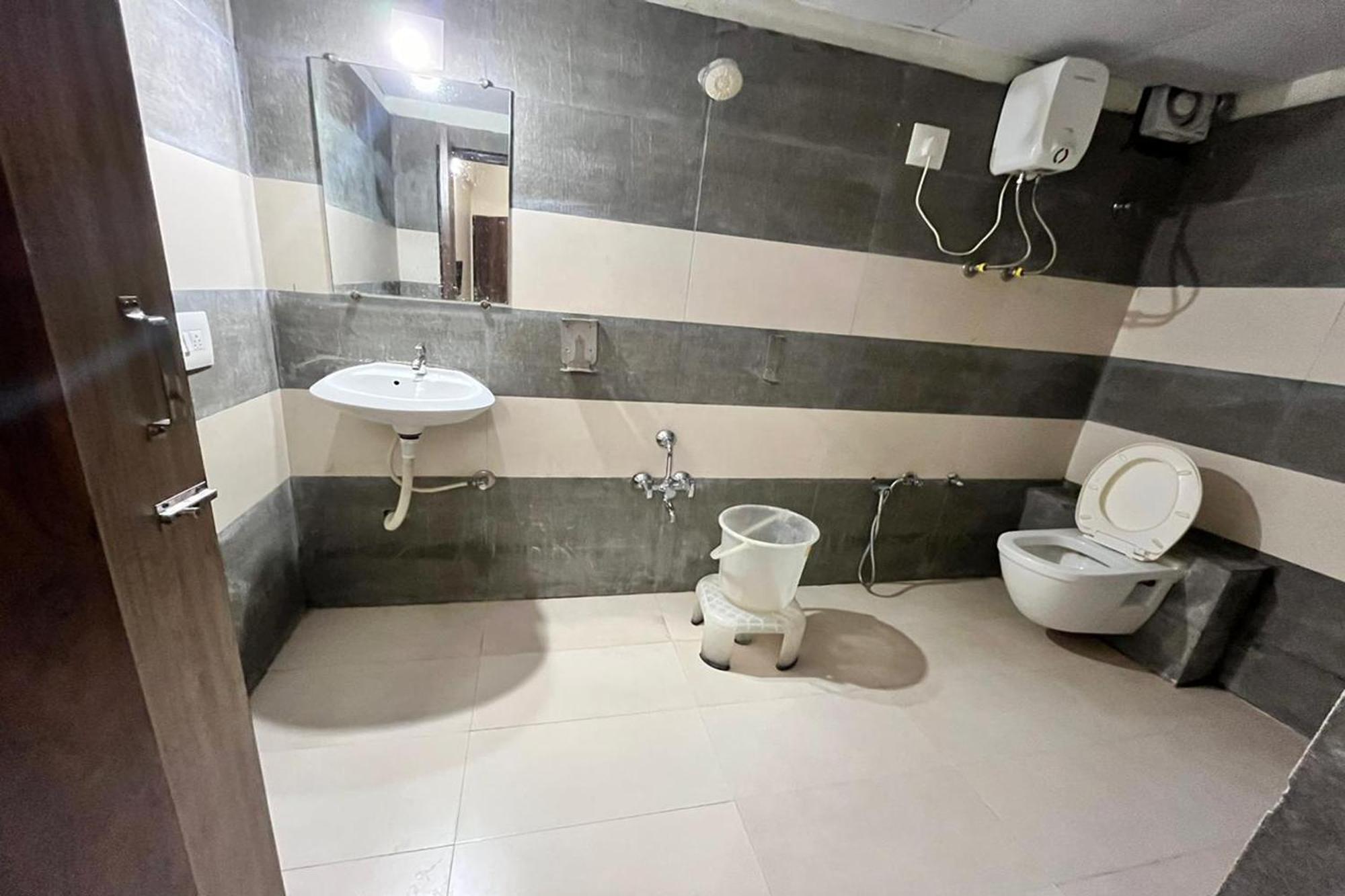 Hotel Kalyan Palace Watuwa エクステリア 写真