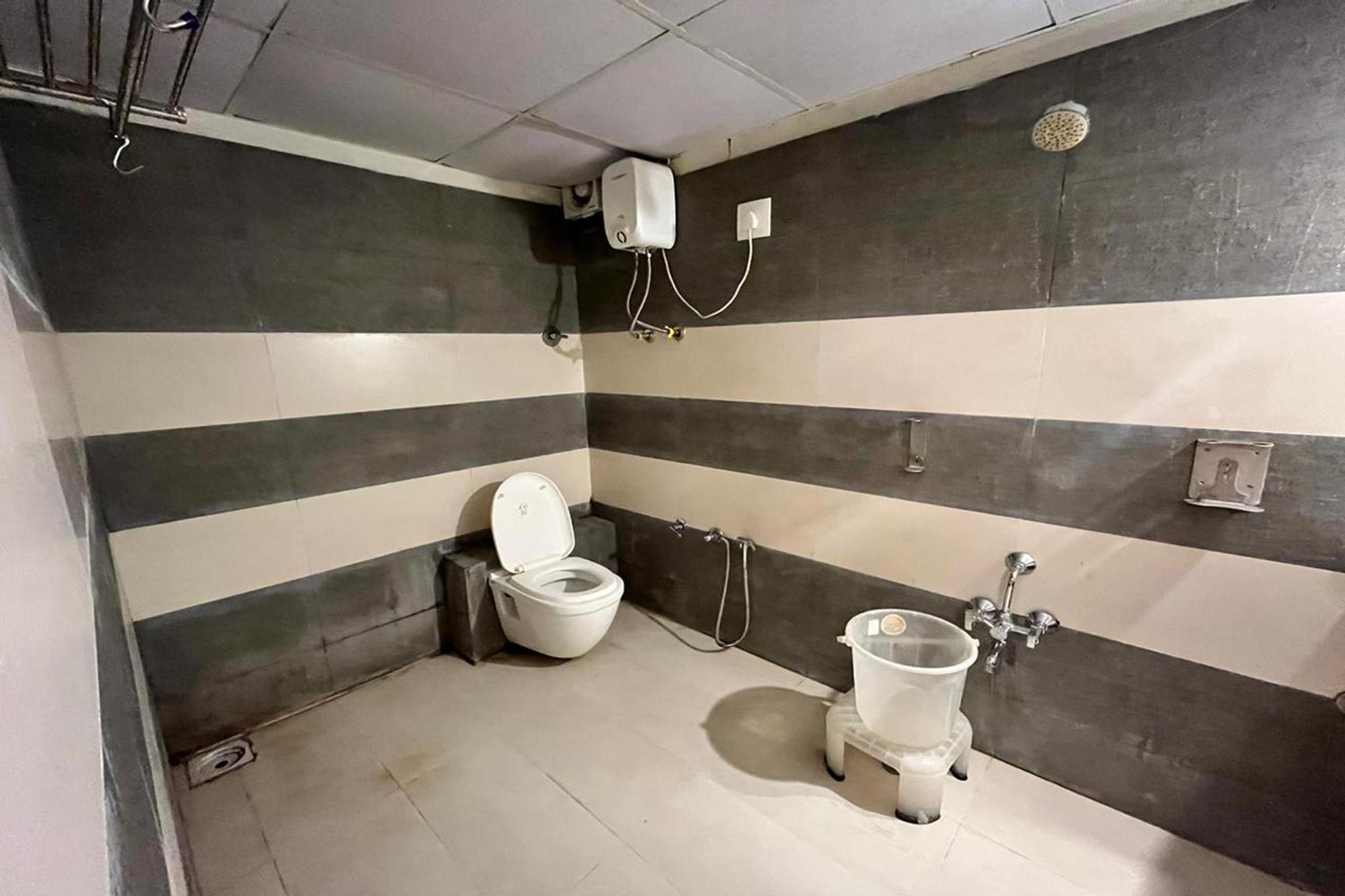 Hotel Kalyan Palace Watuwa エクステリア 写真