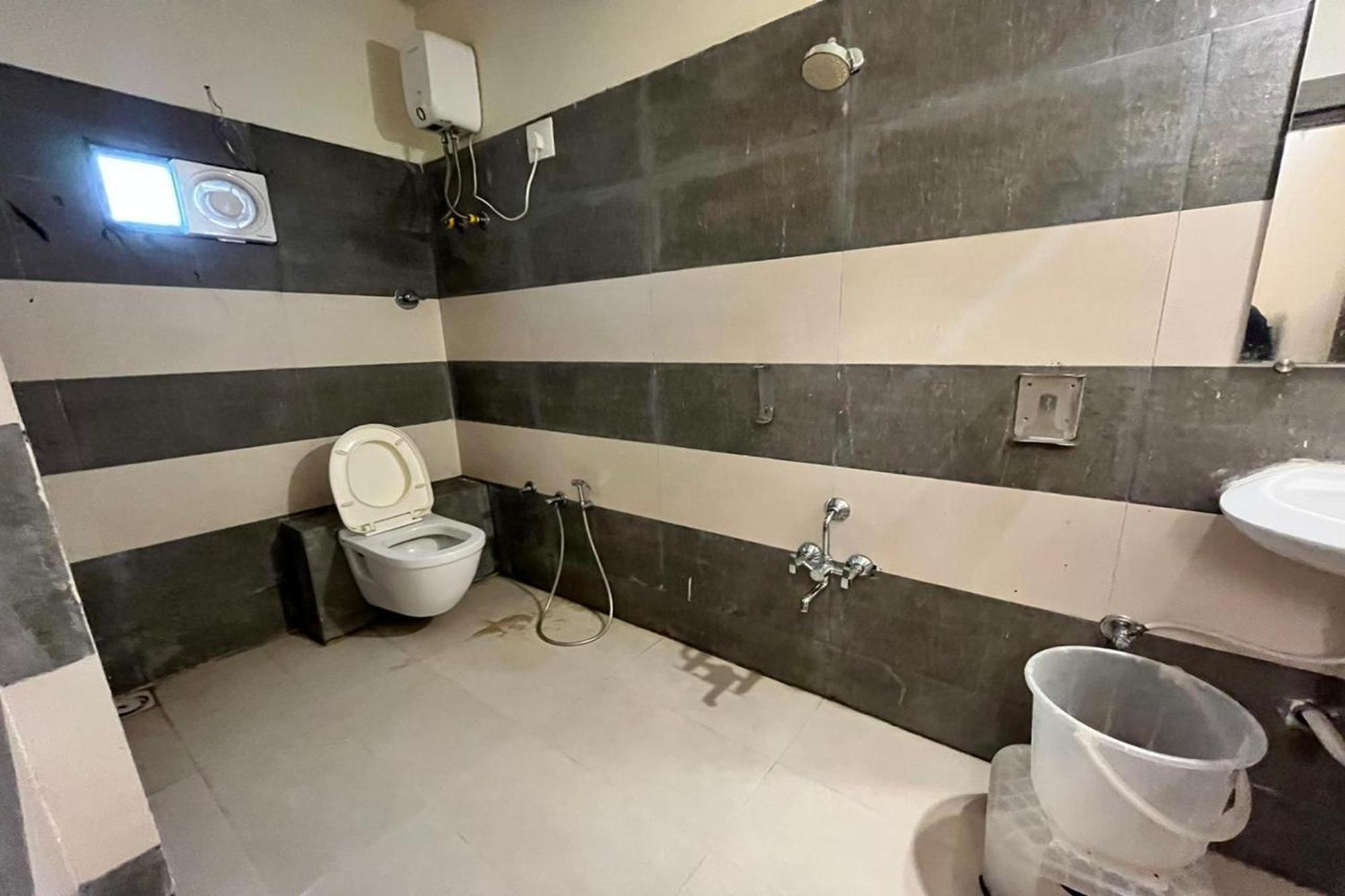 Hotel Kalyan Palace Watuwa エクステリア 写真