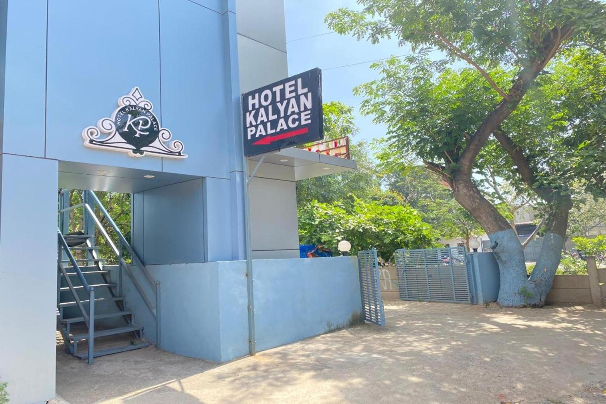 Hotel Kalyan Palace Watuwa エクステリア 写真