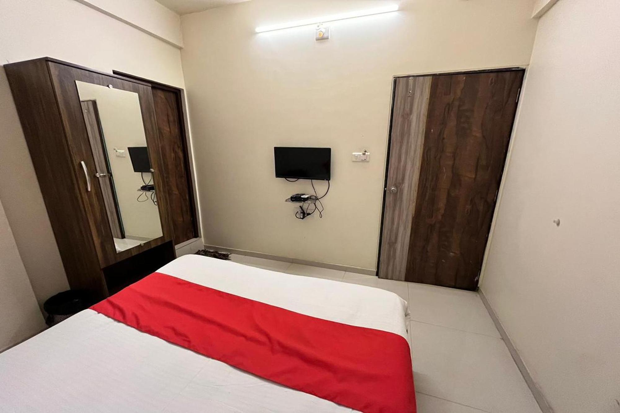 Hotel Kalyan Palace Watuwa エクステリア 写真
